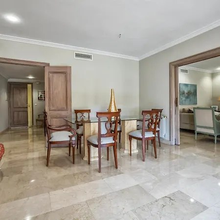 Tilos & Parking & Piscina Apartamento *