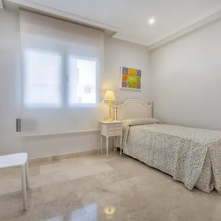 Tilos & Parking & Piscina Apartamento *