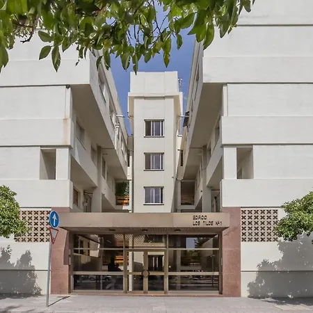 Tilos & Parking & Piscina Apartamento *