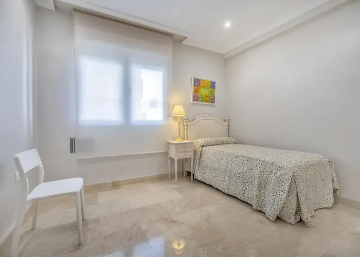 Tilos & Parking & Piscina Apartament *