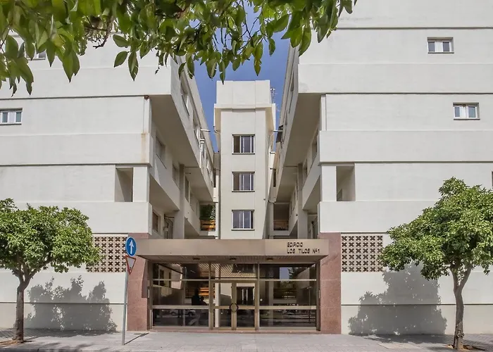 Tilos & Parking & Piscina Apartamento *